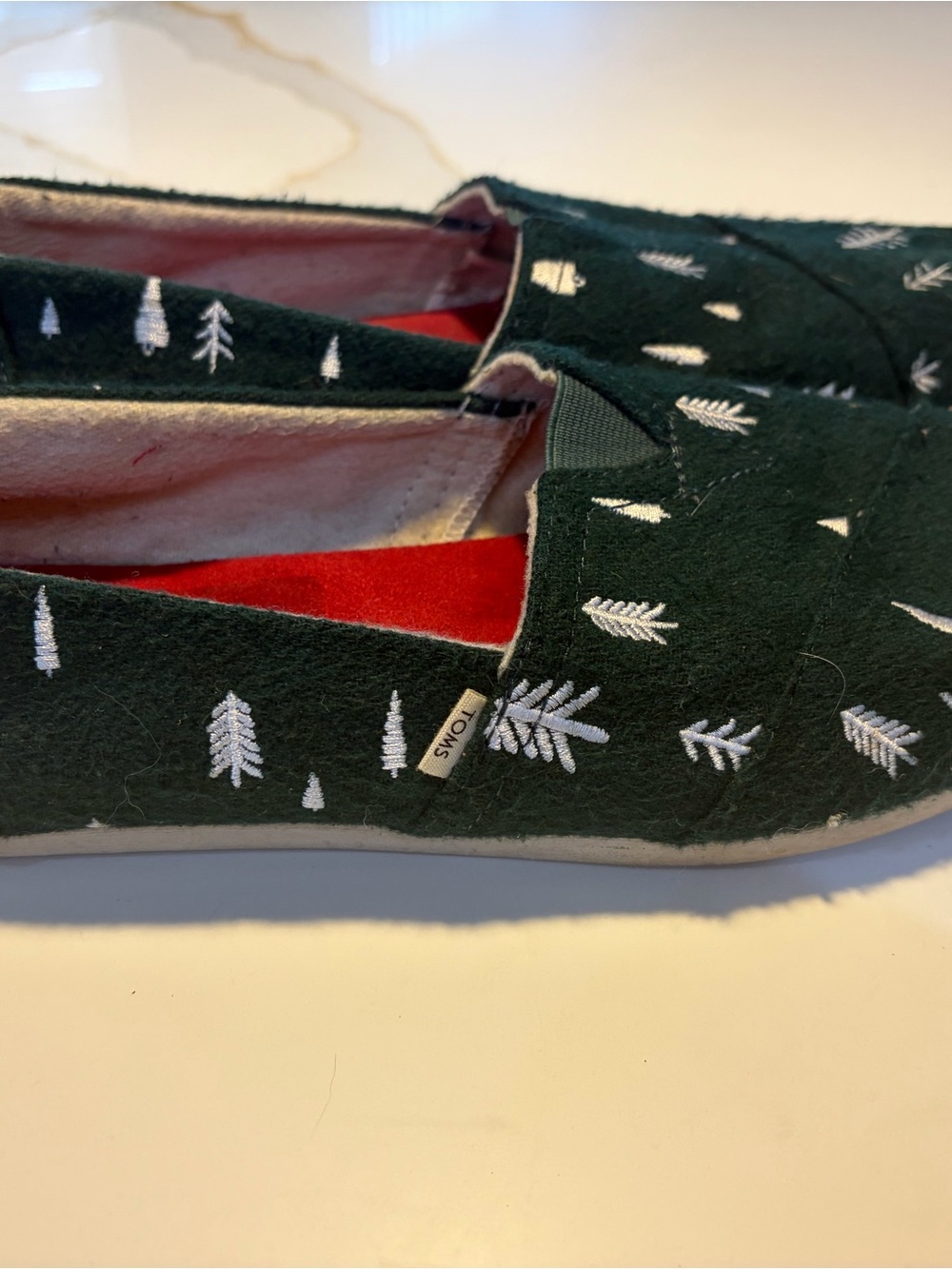 TOMS Christmas Tree Print Slip-On Shoes Women’s Size 10 Black Holiday Cozy Flats